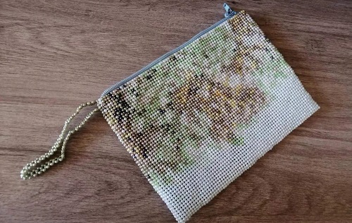 5月15日，招聘手工活加工，拿回家做的手工活大批，手工之家的珠繡串珠外發(fā)手工活時(shí)間自由，但不是絕對(duì)的自由，圖為繡娘創(chuàng)新勵(lì)志珠珠繡手工產(chǎn)品剪影