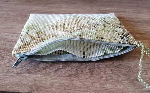 5月15日，招聘手工活加工，拿回家做的手工活大批，手工之家的珠繡串珠外發(fā)手工活時(shí)間自由，但不是絕對(duì)的自由，圖為繡娘創(chuàng)新勵(lì)志珠珠繡手工產(chǎn)品剪影