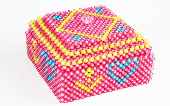 5月23日，手工活拿回家做，在家做手工兼職，手工之家的手工產(chǎn)品驗收，標(biāo)準(zhǔn)寫的真清楚，圖為勵志珠珠繡串珠手工產(chǎn)品剪影 