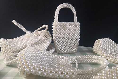 5月27日，手工活外發(fā)加工，手工外包發(fā)布平臺，我這種情況能做手工之家的珠繡串珠外發(fā)手工活嗎？圖為珠繡串珠手工（珠包）產(chǎn)品剪影