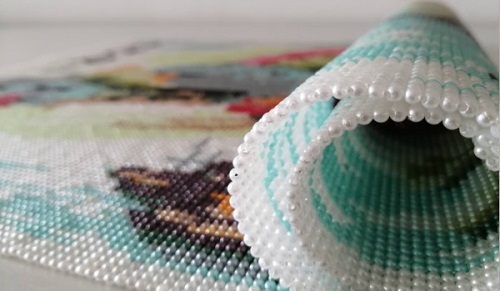 5月29日，正規(guī)手工活大批量外發(fā)加工，帶回家做手工活，剛開始做珠繡串珠外發(fā)手工活的什么產(chǎn)品好，圖為勵(lì)志珠珠繡純手工產(chǎn)品剪影