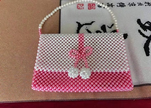 5月31日，拿回家做的手工活大批，純手工活代加工，真的有人不適合做手工之家的珠繡串珠外發(fā)手工活，圖為勵(lì)志珠珠繡串珠手工產(chǎn)品剪影