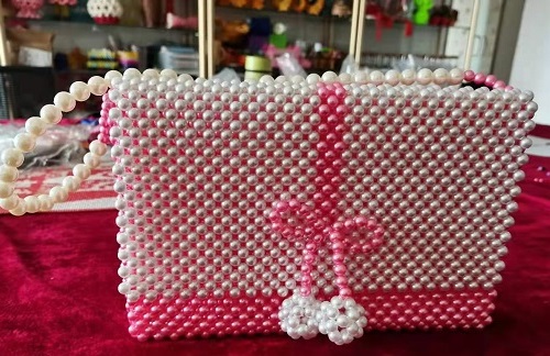 5月31日，拿回家做的手工活大批，純手工活代加工，真的有人不適合做手工之家的珠繡串珠外發(fā)手工活，圖為勵(lì)志珠珠繡串珠手工產(chǎn)品剪影