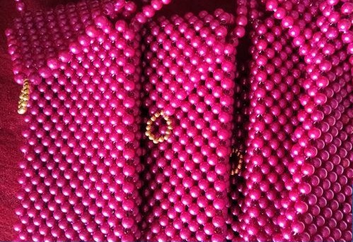 6月1日，可靠的手工活外發(fā)，手工活拿回家做，做外發(fā)手工活為什么有人不掙錢？圖為勵志珠珠繡串珠手工產品剪影