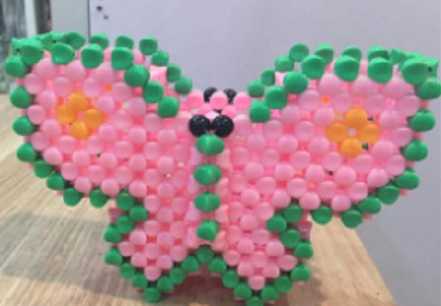 6月2日，在家做的手工活正規(guī)平臺(tái)，帶回家做手工活，手工之家在材料提供上也人性化，圖為勵(lì)志珠珠繡串珠手工產(chǎn)品剪影