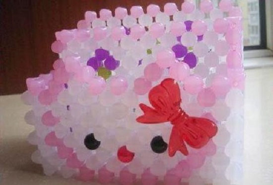 6月2日，在家做的手工活正規(guī)平臺(tái)，帶回家做手工活，手工之家在材料提供上也人性化，圖為勵(lì)志珠珠繡串珠手工產(chǎn)品剪影