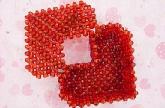 6月2日，在家做的手工活正規(guī)平臺(tái)，帶回家做手工活，手工之家在材料提供上也人性化，圖為勵(lì)志珠珠繡串珠手工產(chǎn)品剪影