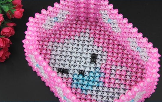 6月3日，正規(guī)純手工活外發(fā)、手工外包發(fā)布平臺，比較之后更知道手工之家的好，圖為勵志珠珠繡串珠手工產(chǎn)品剪影