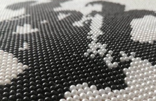 6月6日， 手工活接單平臺(tái)，純手工活代加工，用心付出，手工之家與大家一起收獲，圖為勵(lì)志珠珠繡手工產(chǎn)品剪影