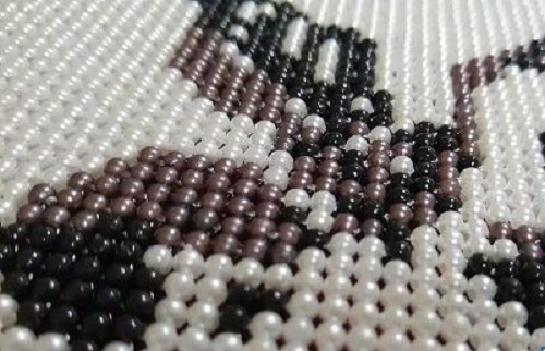 6月7日，接手工活訂單的平臺，在家兼職手工活，手工之家的珠繡串珠外發(fā)手工活為什么適合創(chuàng)業(yè)？圖為勵志珠珠繡手工產(chǎn)品細(xì)節(jié)剪影