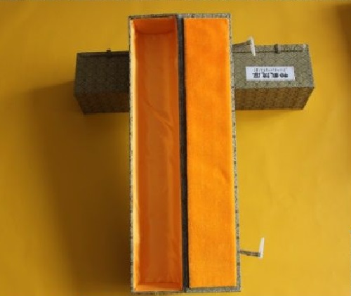 6月11日，手工活外發(fā)加工，正規(guī)手工活大批量外發(fā)加工，手工之家對珠繡手工的專業(yè)和全面，圖為勵志珠珠繡手工產(chǎn)品外包裝剪影