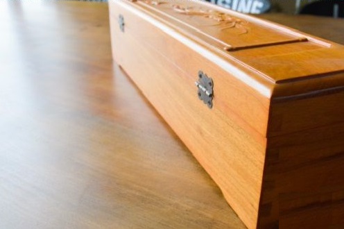 6月11日，手工活外發(fā)加工，正規(guī)手工活大批量外發(fā)加工，手工之家對珠繡手工的專業(yè)和全面，圖為勵志珠珠繡手工產(chǎn)品外包裝剪影