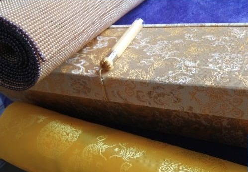 6月12日，拿回家做的手工活大批，可靠的手工活外發(fā)，不管什么合作方式，在手工之家都沒有后顧之憂，圖為勵志珠珠繡手工成品外包裝剪影