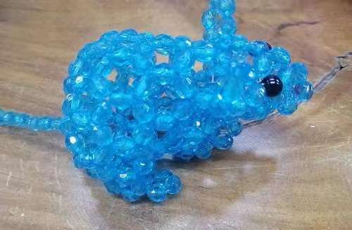 6月13日，手工兼職招聘帶回家做，手工外包發(fā)布平臺(tái)，選擇手工之家因?yàn)檫@里驗(yàn)收標(biāo)準(zhǔn)清楚明白，圖為勵(lì)志珠珠繡串珠手工產(chǎn)品剪影