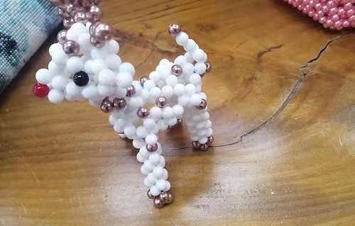 6月13日，手工兼職招聘帶回家做，手工外包發(fā)布平臺(tái)，選擇手工之家因?yàn)檫@里驗(yàn)收標(biāo)準(zhǔn)清楚明白，圖為勵(lì)志珠珠繡串珠手工產(chǎn)品剪影