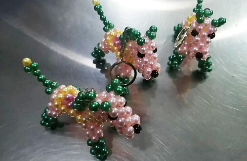 6月14日，全國正規(guī)手工活平臺有哪些，農(nóng)村手工活加工項目代，手工之家實現(xiàn)創(chuàng)業(yè)夢想的好地方，圖為勵志珠珠繡串珠手工產(chǎn)品剪影