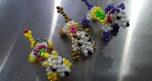 6月14日，全國正規(guī)手工活平臺有哪些，農(nóng)村手工活加工項目代，手工之家實現(xiàn)創(chuàng)業(yè)夢想的好地方，圖為勵志珠珠繡串珠手工產(chǎn)品剪影