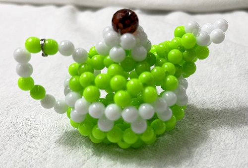 6月15日，拿回家做的手工活，正規(guī)純手工活外發(fā)，手工之家的珠繡串珠手工活代加工項目有多難？圖為勵志珠珠繡串珠手工產(chǎn)品剪影