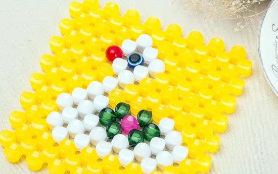 做手工活串珠加工門檻低，男女老少都可以在家串制掙錢(圖1)