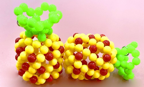 6月16日，正規(guī)手工活外發(fā)平臺(tái)，純手工活外發(fā)加工項(xiàng)目，手工之家的純手工產(chǎn)品發(fā)展有大空間，圖為勵(lì)志珠珠繡串珠手工產(chǎn)品剪影