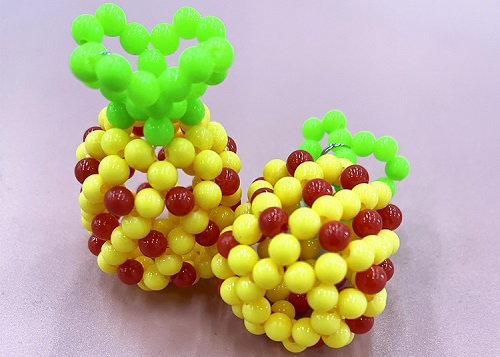 6月16日，正規(guī)手工活外發(fā)平臺(tái)，純手工活外發(fā)加工項(xiàng)目，手工之家的純手工產(chǎn)品發(fā)展有大空間，圖為勵(lì)志珠珠繡串珠手工產(chǎn)品剪影