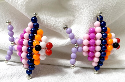 6月18日，正規(guī)手工活拿回家做，純手工活外發(fā)加工，手工之家的珠繡串珠產(chǎn)品回收和加工費結(jié)算制度很好，圖為勵志珠珠繡串珠手工產(chǎn)品剪影