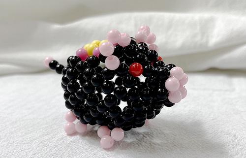 6月20日，想接正規(guī)廠家的手工活，手工活接單平臺(tái)，有了時(shí)間精力，很多人選擇手工之家的外發(fā)手工活，圖為勵(lì)志珠珠繡串珠手工產(chǎn)品剪影