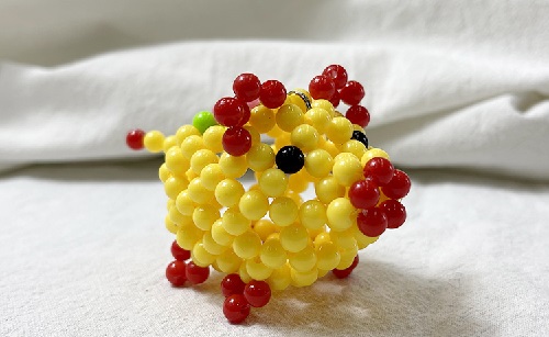 6月20日，想接正規(guī)廠家的手工活，手工活接單平臺(tái)，有了時(shí)間精力，很多人選擇手工之家的外發(fā)手工活，圖為勵(lì)志珠珠繡串珠手工產(chǎn)品剪影