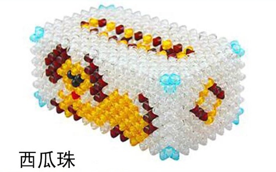 兼顧得好，忙于做珠繡串珠手工活也不耽誤干農(nóng)活(圖1)