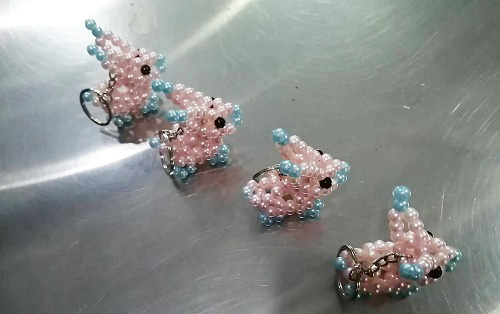 6月26日，正規(guī)手工活接單平臺(tái)，拿回家做的手工活，手工之家的非遺傳統(tǒng)手工珠繡發(fā)展有好的條件和基礎(chǔ)，圖為勵(lì)志珠珠繡串珠手工產(chǎn)品剪影