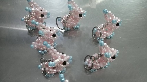 6月26日，正規(guī)手工活接單平臺(tái)，拿回家做的手工活，手工之家的非遺傳統(tǒng)手工珠繡發(fā)展有好的條件和基礎(chǔ)，圖為勵(lì)志珠珠繡串珠手工產(chǎn)品剪影