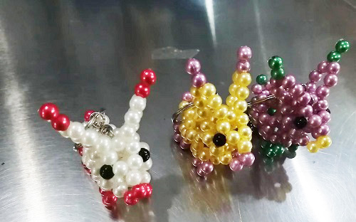 6月26日，正規(guī)手工活接單平臺(tái)，拿回家做的手工活，手工之家的非遺傳統(tǒng)手工珠繡發(fā)展有好的條件和基礎(chǔ)，圖為勵(lì)志珠珠繡串珠手工產(chǎn)品剪影