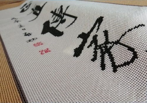 6月27日，帶回家做手工活，加工活外放的正規(guī)公司，為什么家庭婦女做手工之家的珠繡串珠手工活會成功？圖為勵志珠珠繡手工產(chǎn)品及外包裝剪影