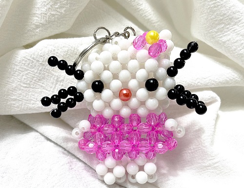 7月3日，手工活外發(fā)加工，手工活接單平臺(tái)，手工之家的珠繡串珠手工的研發(fā)、加工、銷(xiāo)售，一個(gè)也不能少，圖為勵(lì)志珠珠繡串珠手工產(chǎn)品剪影