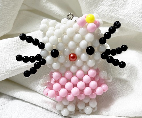 7月3日，手工活外發(fā)加工，手工活接單平臺(tái)，手工之家的珠繡串珠手工的研發(fā)、加工、銷(xiāo)售，一個(gè)也不能少，圖為勵(lì)志珠珠繡串珠手工產(chǎn)品剪影