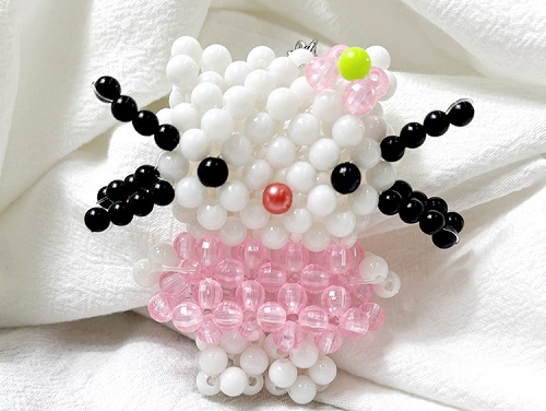 7月3日，手工活外發(fā)加工，手工活接單平臺(tái)，手工之家的珠繡串珠手工的研發(fā)、加工、銷(xiāo)售，一個(gè)也不能少，圖為勵(lì)志珠珠繡串珠手工產(chǎn)品剪影