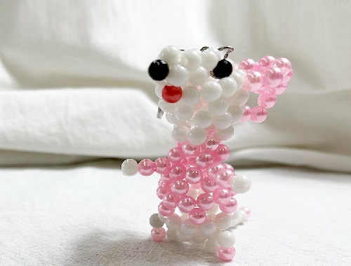 7月4日，手工外包發(fā)布平臺(tái)，在家做手工兼職，手工之家的珠繡串珠手工做得多就掙得多，圖為勵(lì)志珠珠繡串珠手工產(chǎn)品剪影