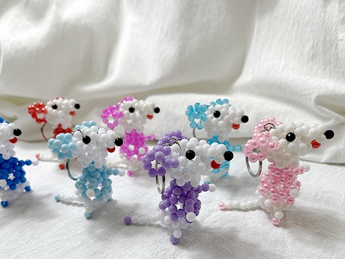 7月4日，手工外包發(fā)布平臺(tái)，在家做手工兼職，手工之家的珠繡串珠手工做得多就掙得多，圖為勵(lì)志珠珠繡串珠手工產(chǎn)品剪影