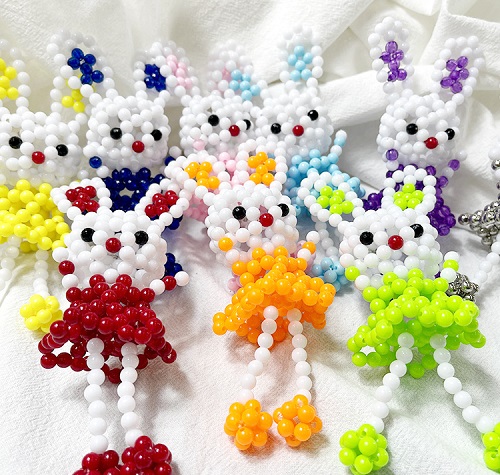 7月5日，可以帶回家做的手工活，在家做手工兼職，讓加工人員多掙錢，對于手工之家來說是創(chuàng)新的目標(biāo)之一，圖為勵(lì)志珠珠繡串珠手工產(chǎn)品剪影