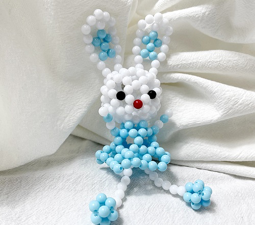 7月5日，可以帶回家做的手工活，在家做手工兼職，讓加工人員多掙錢，對于手工之家來說是創(chuàng)新的目標(biāo)之一，圖為勵(lì)志珠珠繡串珠手工產(chǎn)品剪影