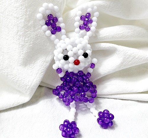 7月5日，可以帶回家做的手工活，在家做手工兼職，讓加工人員多掙錢，對于手工之家來說是創(chuàng)新的目標(biāo)之一，圖為勵(lì)志珠珠繡串珠手工產(chǎn)品剪影