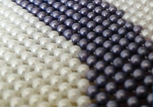 媽媽專職在家做串珠加工手工活，孩子的假期無煩惱(圖1)