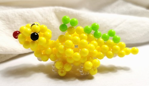 7月11日，正規(guī)純手工活外發(fā)，在家做的手工活正規(guī)平臺，手工之家的加工材料這樣提供，圖為勵志珠珠繡串珠手工產(chǎn)品剪影 