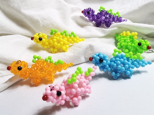 7月11日，正規(guī)純手工活外發(fā)，在家做的手工活正規(guī)平臺，手工之家的加工材料這樣提供，圖為勵志珠珠繡串珠手工產(chǎn)品剪影 