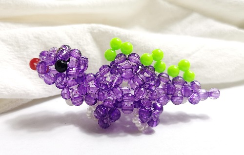 7月11日，正規(guī)純手工活外發(fā)，在家做的手工活正規(guī)平臺，手工之家的加工材料這樣提供，圖為勵志珠珠繡串珠手工產(chǎn)品剪影 