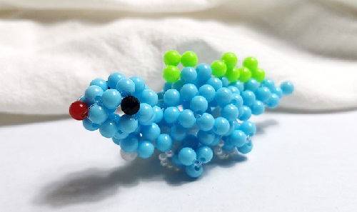 7月11日，正規(guī)純手工活外發(fā)，在家做的手工活正規(guī)平臺，手工之家的加工材料這樣提供，圖為勵志珠珠繡串珠手工產(chǎn)品剪影 