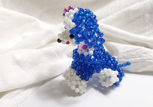 7月12日，可以帶回家做的手工活，加工活外放的正規(guī)公司，手工之家的珠繡串珠手工安全環(huán)保，圖為勵志珠珠繡串珠手工產(chǎn)品剪影