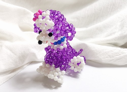 7月12日，可以帶回家做的手工活，加工活外放的正規(guī)公司，手工之家的珠繡串珠手工安全環(huán)保，圖為勵志珠珠繡串珠手工產(chǎn)品剪影