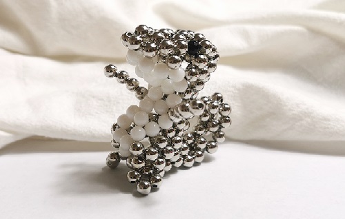 7月13日，想接正規(guī)廠家的手工活，農(nóng)村手工活加工項目，不懼天氣變化，手工之家讓大家踏實放心，圖為勵志珠珠繡串珠手工產(chǎn)品剪影