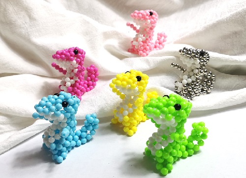 7月13日，想接正規(guī)廠家的手工活，農(nóng)村手工活加工項目，不懼天氣變化，手工之家讓大家踏實放心，圖為勵志珠珠繡串珠手工產(chǎn)品剪影